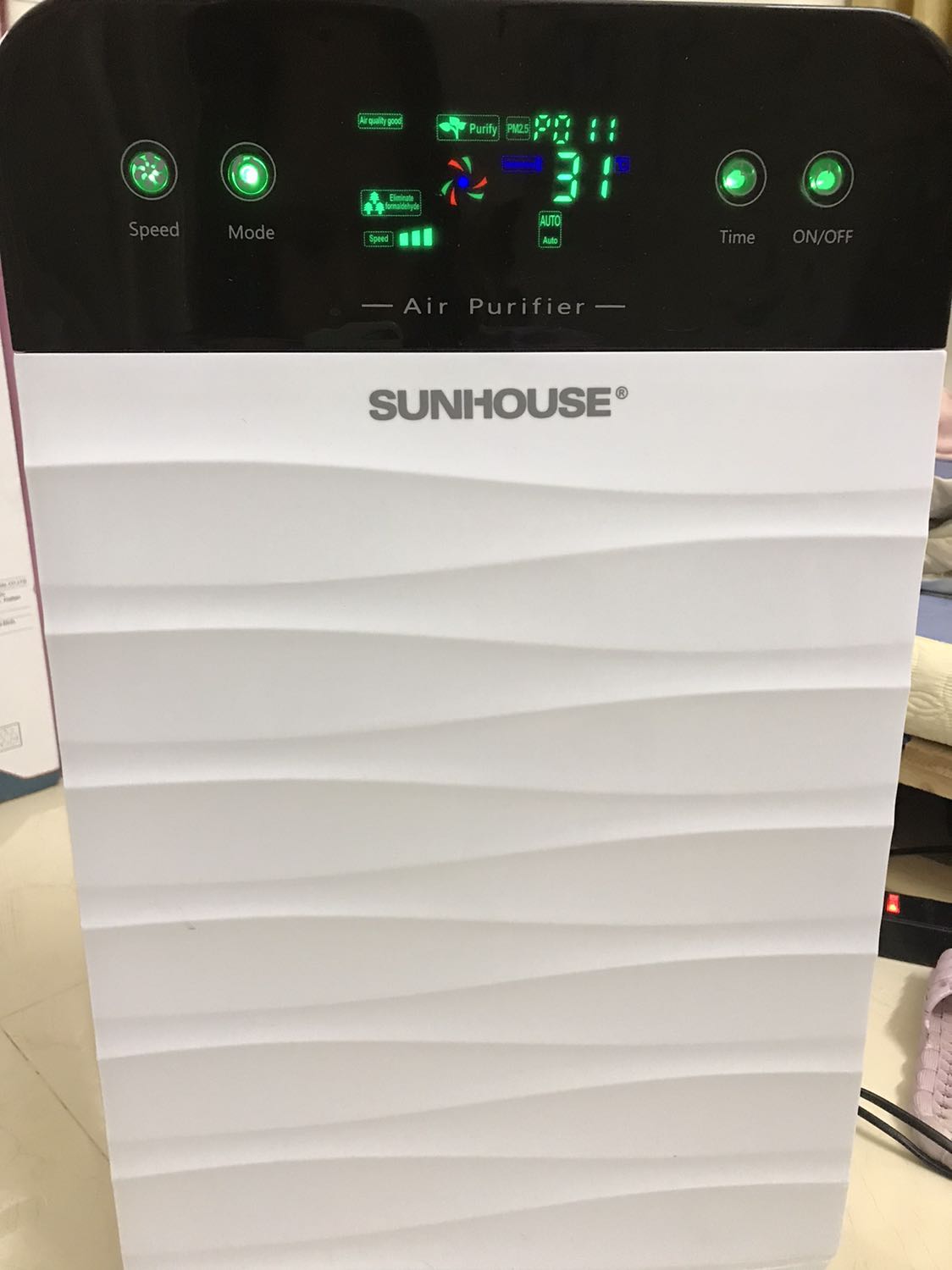 Máy chạy rất êm, lọc không khí tốt, cảm ứng nhạy và có hiện chỉ số chất lượng không khí theo AQI nhạy. Tuy nhiên lúc mua mình không để ý diện tích phòng nên muốn đổi sang loại khác. Nên thanh lý lại cho bạn nào có nhu cầu với giá 800k freeship nội thành HCM. Mình ở Q10, *** ***.