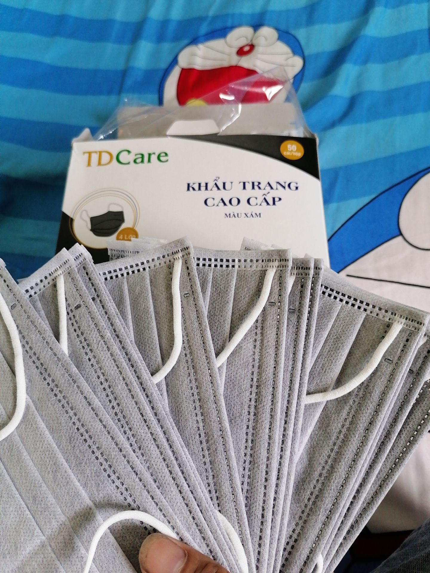 giao hàng nhanh.khẩu trang không dày cũng không mỏng.gói hàng tạm được.tiki xếp 5 hộp xong lấy bao nilong quấn lại rất chặt và kỹ.trong các trang mua hàng trên tiki là giao nhanh và sản phẩm luôn tốt nhất.