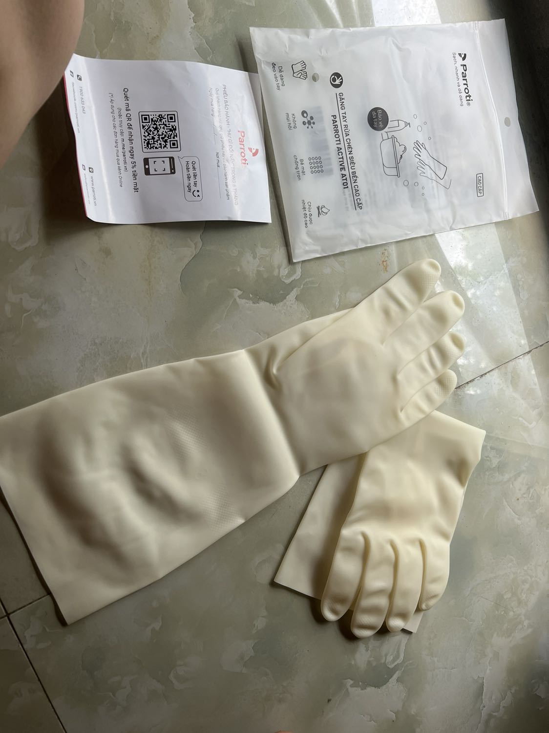 Găng tay siêu bền, dùng cả năm trời để ngoài nắng vẫn không hề xi nhê, quất luôn 4 đôi cho cả 4 nhà dùng