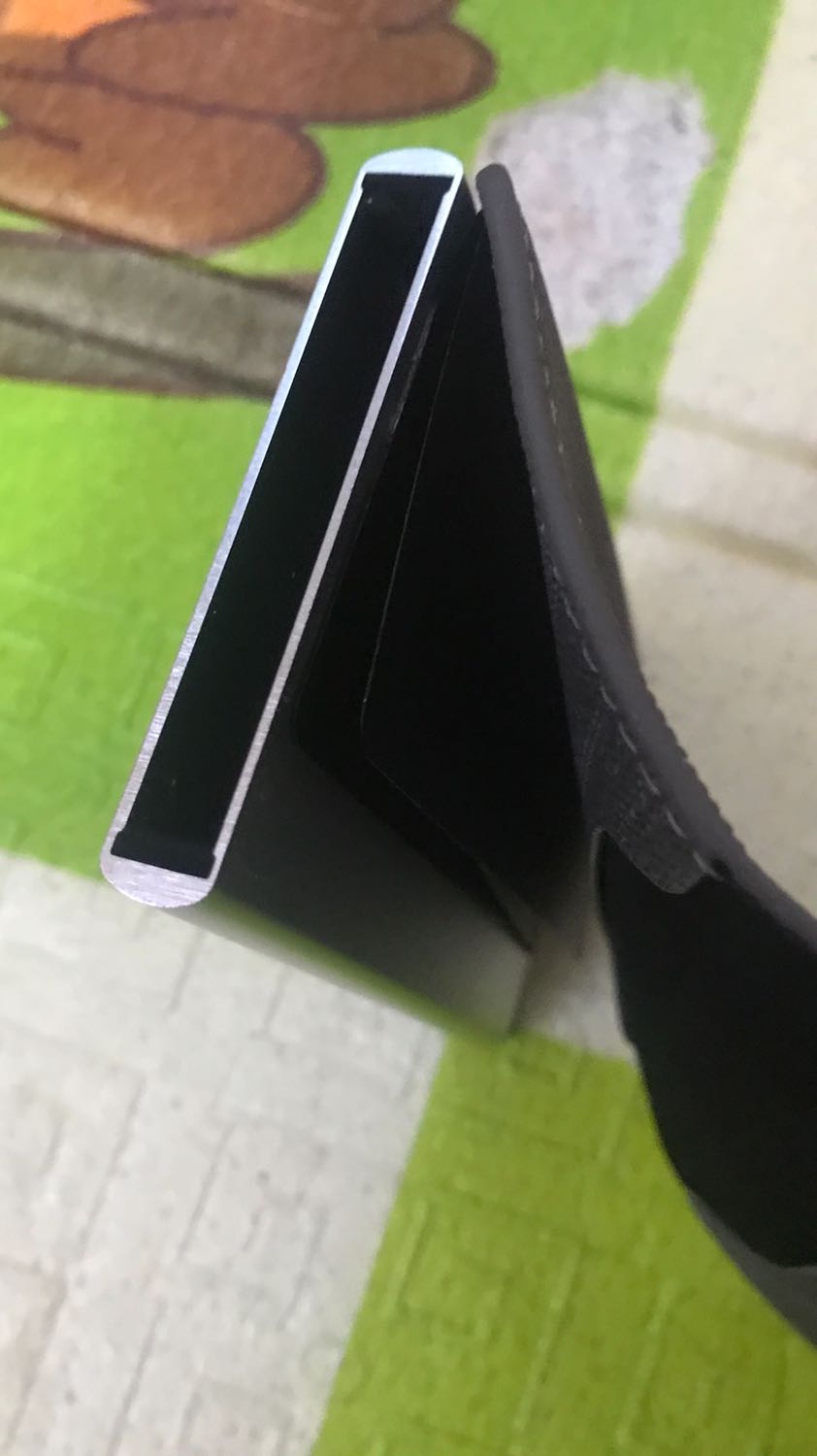 Ví thiết kế thời trang tiện lợi. Có hộp nhôm đựng thẻ chắc chắn, hộp đựng được nhiều thẻ và có cơ cấu giữu chắc chắn. Vỏ da có thể đựng giấy tờ và tiền nữa. Quá hợp lí cho một thiết kế. Mua dùng một thời gian thấy rất ok luôn. Sản phẩm tốt ủng hộ shop.