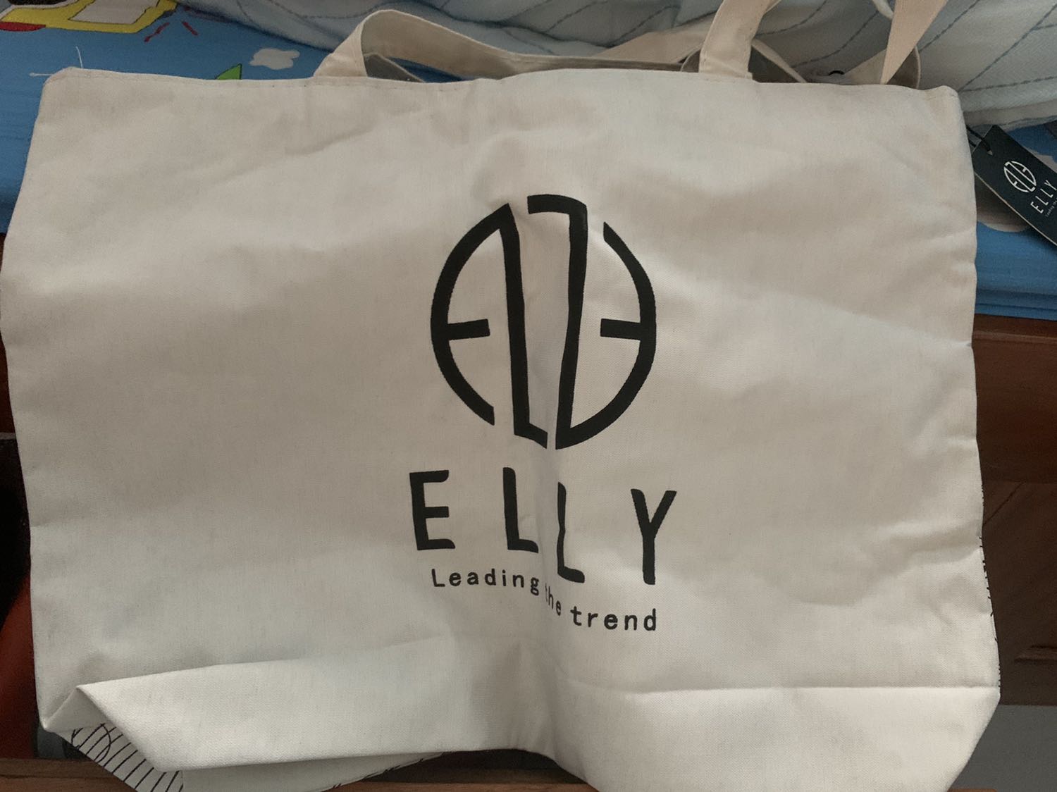 Để mắt kính mà khi giao lại giao cho 1 cái túi cũ vậy mà còn bị gãy chỗ dây kéo nữa chứ. Quá thát vọng