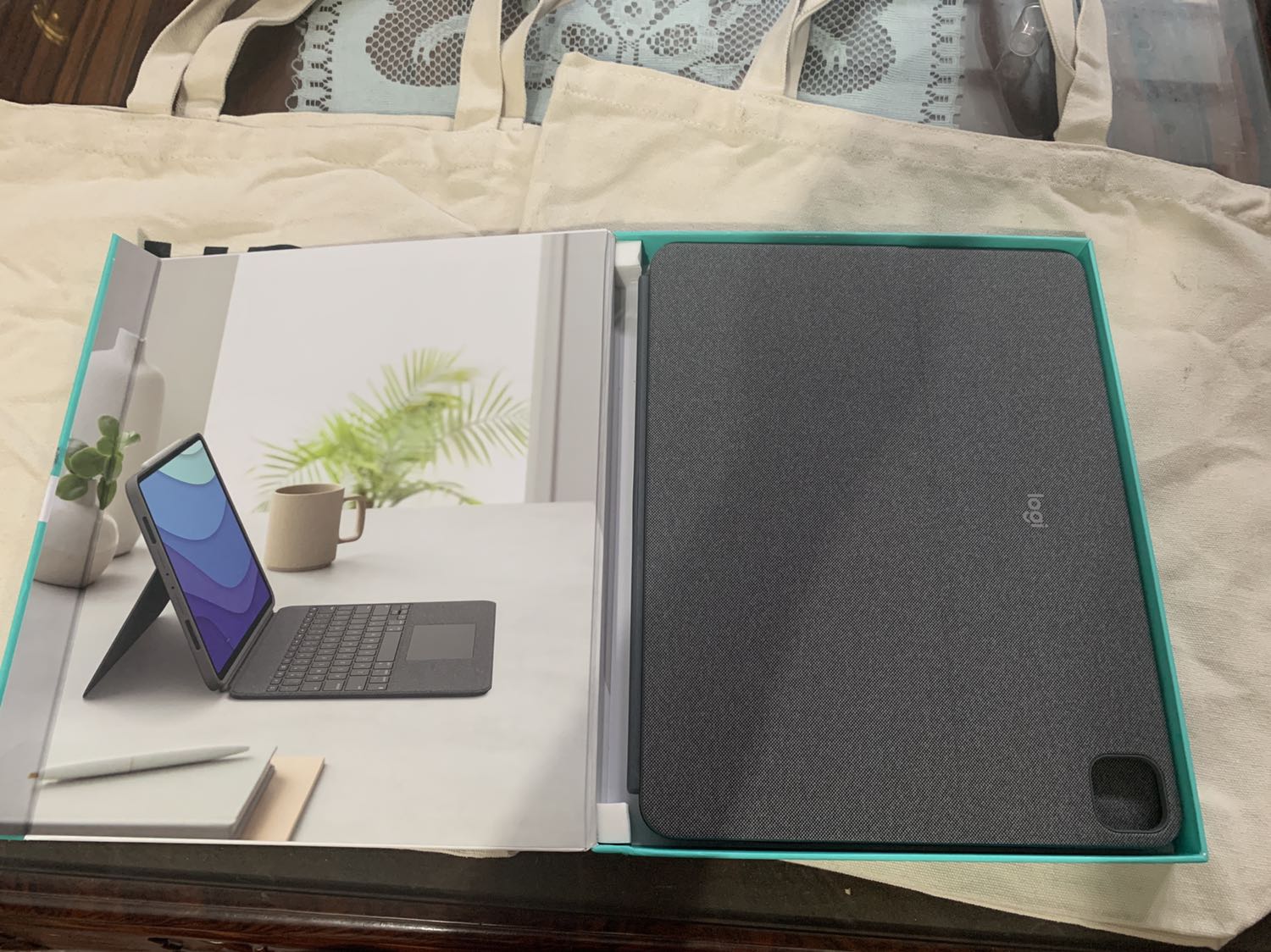 Giao hàng trong mùa dịch nhanh hơn dự kiến. Đc tặng kèm 2 túi khá đẹp. Hàng chất lừ, nguyên tem. Giá mềm hơn so với giá niêm yết chính hãng.