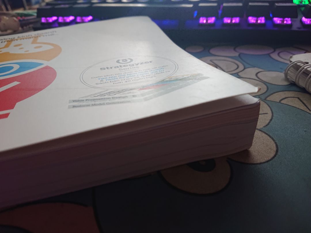 đóng gói không có bọc chống xốc, bìa và 2 góc giấy bị gập gãy, thời gian giao hàng chậm