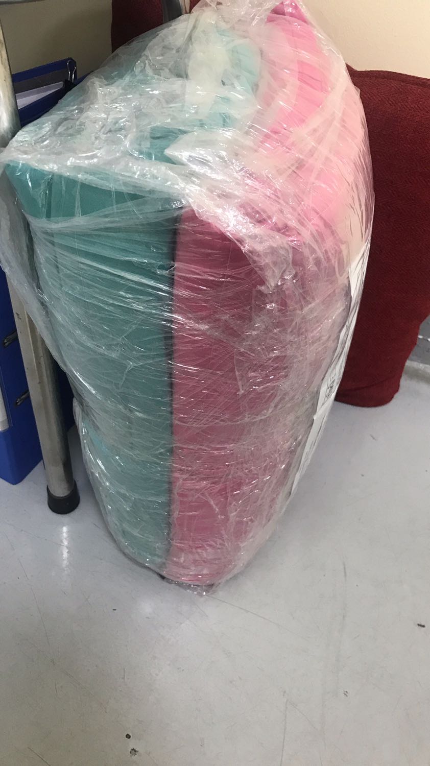 Lựa màu xanh dương mà ship màu xanh ngọc