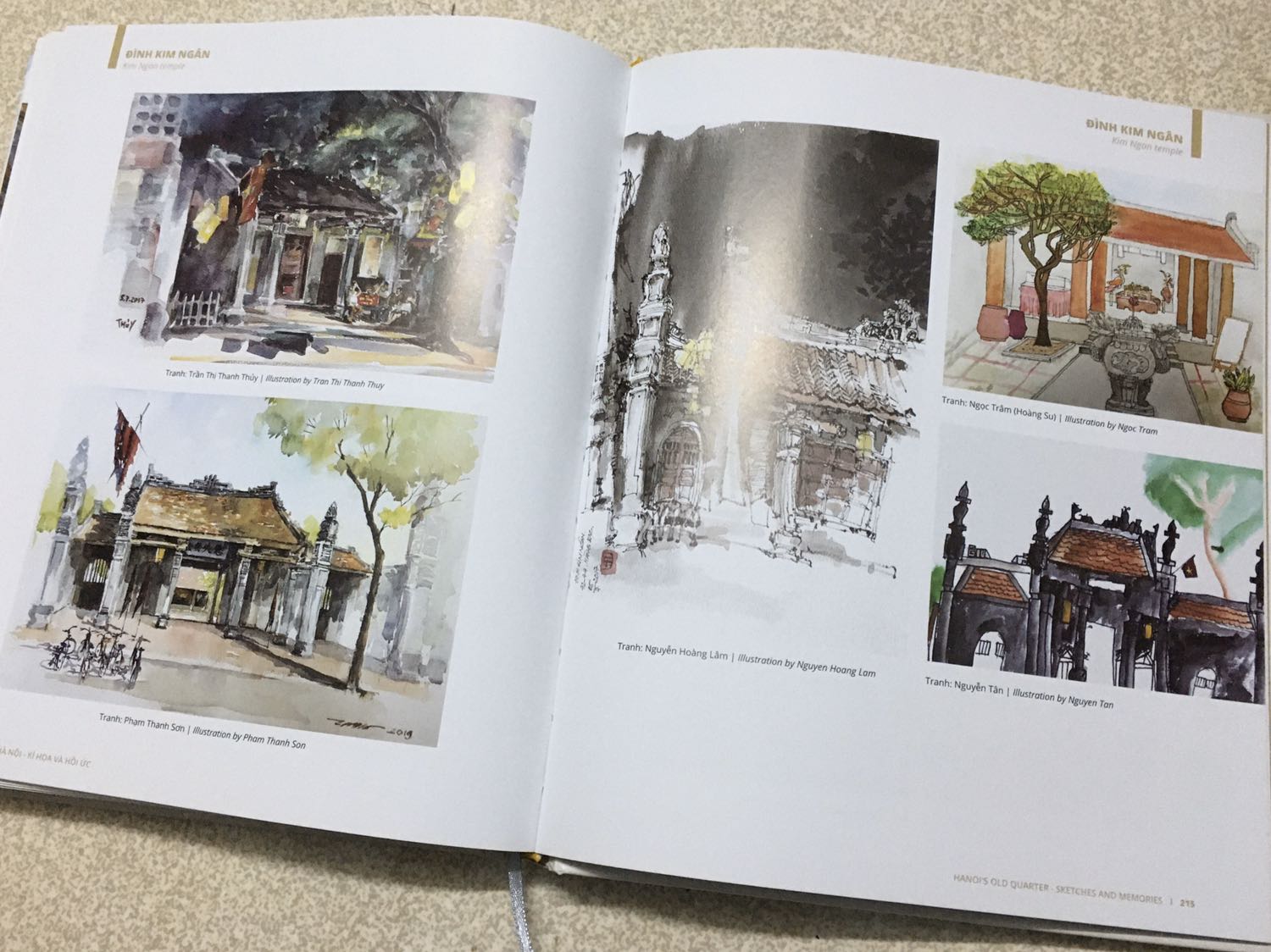 Đúng như tên, ngoài những bài viết về phố cổ cuốn, sách còn rất nhiều kí hoạ màu, đen trắng từ các tác giả chuyên lẫn không chuyên. Qua mỗi bài viết, kí hoạ chúng ta không chỉ hiểu hơn về phố cổ, về Hà NỘi... mà còn giúp chúng ta gắn bó và thêm yêu thành phố. Một cuốn sách đẹp, giá trị dành cho những người đang sống, làm việc hoặc  lỡ phải lòng thành phố nghìn năm văm hiến này.
Sách có phần song ngữ khá hay, phù hợp dành cho người nước ngoài muốn hiểu/học tiếng Việt. Còn với một người Việt thì không cần lắm :)))

Nói chung mình hài lòng. Tiki giao hàng cũng khá nhanh!