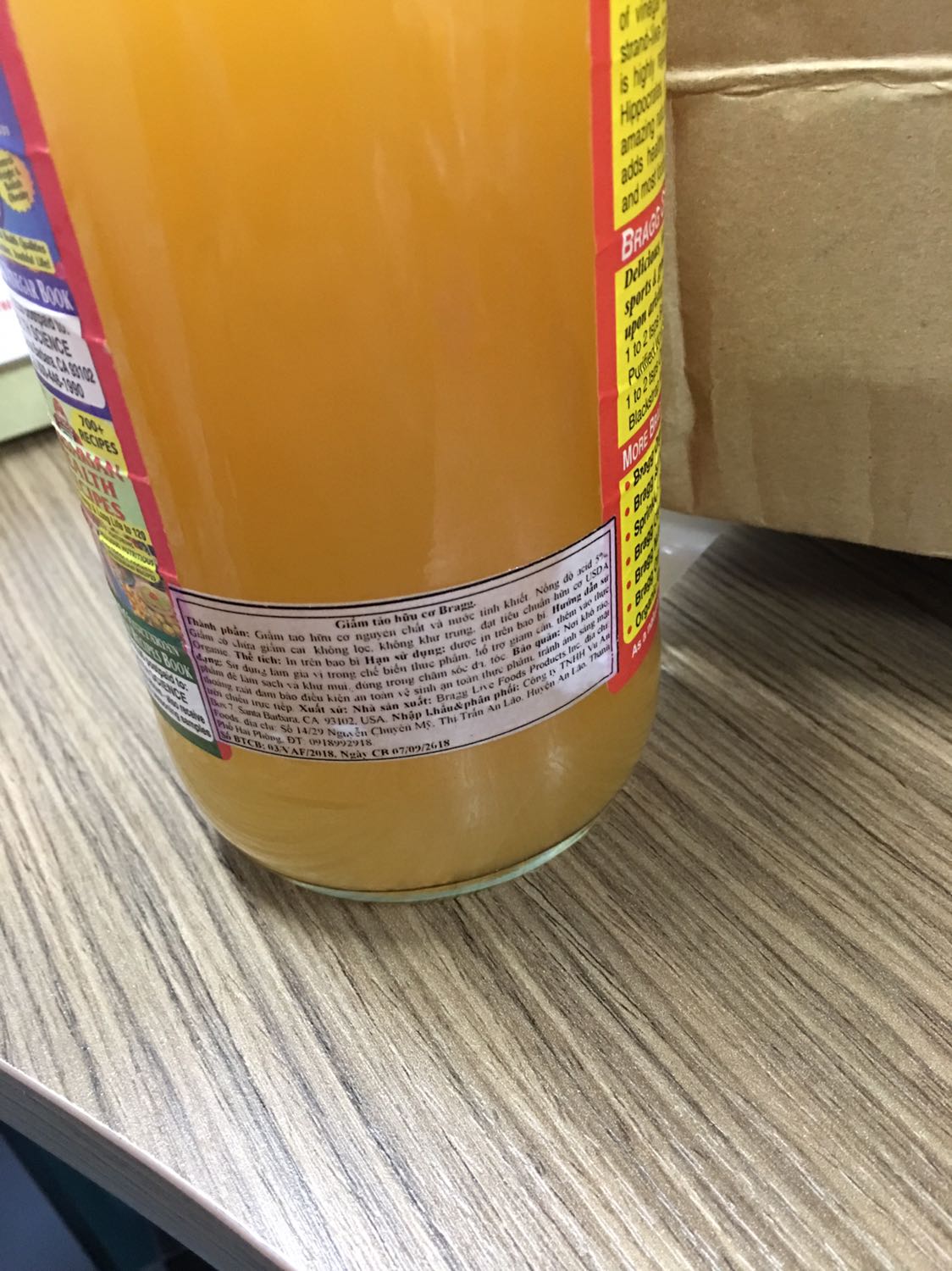 Bình thường tiki gói hàng tốt lắm nhưng lần này mình thất vọng nặng nề. Hàng chưa khui seal mà đã đổ tràn lan ra ướt nhãn, ướt niêm phong. Nguyên do là chai giấm bị để nằm ngang trong hộp và ko có cái gì chèn nên lọt thỏm ko cố định. Có thể bị tràn ra do lúc vận chuyển. Mong các bạn rút kinh nghiệm khi vận chuyển mặt hàng này nhé