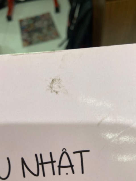 Sản phẩm dính bẩn, bìa sách bị gấp, trông như đã qua sử dụng
