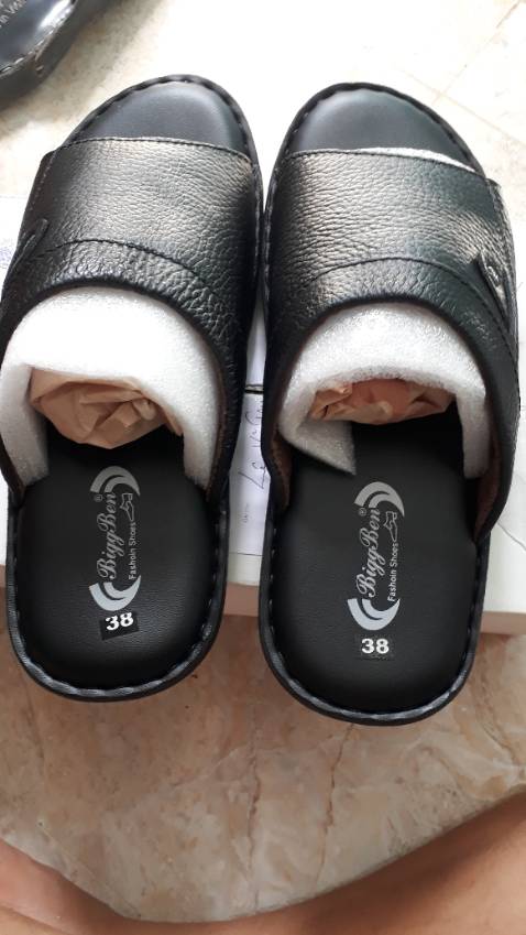 Mới nhận đc hàng. Cảm quan khi nhận ok. Dép mềm, nhẹ mang tạo cảm giác dễ chịu. Độ bền phải chờ tg. Tạm cho 4sao cổ vũ