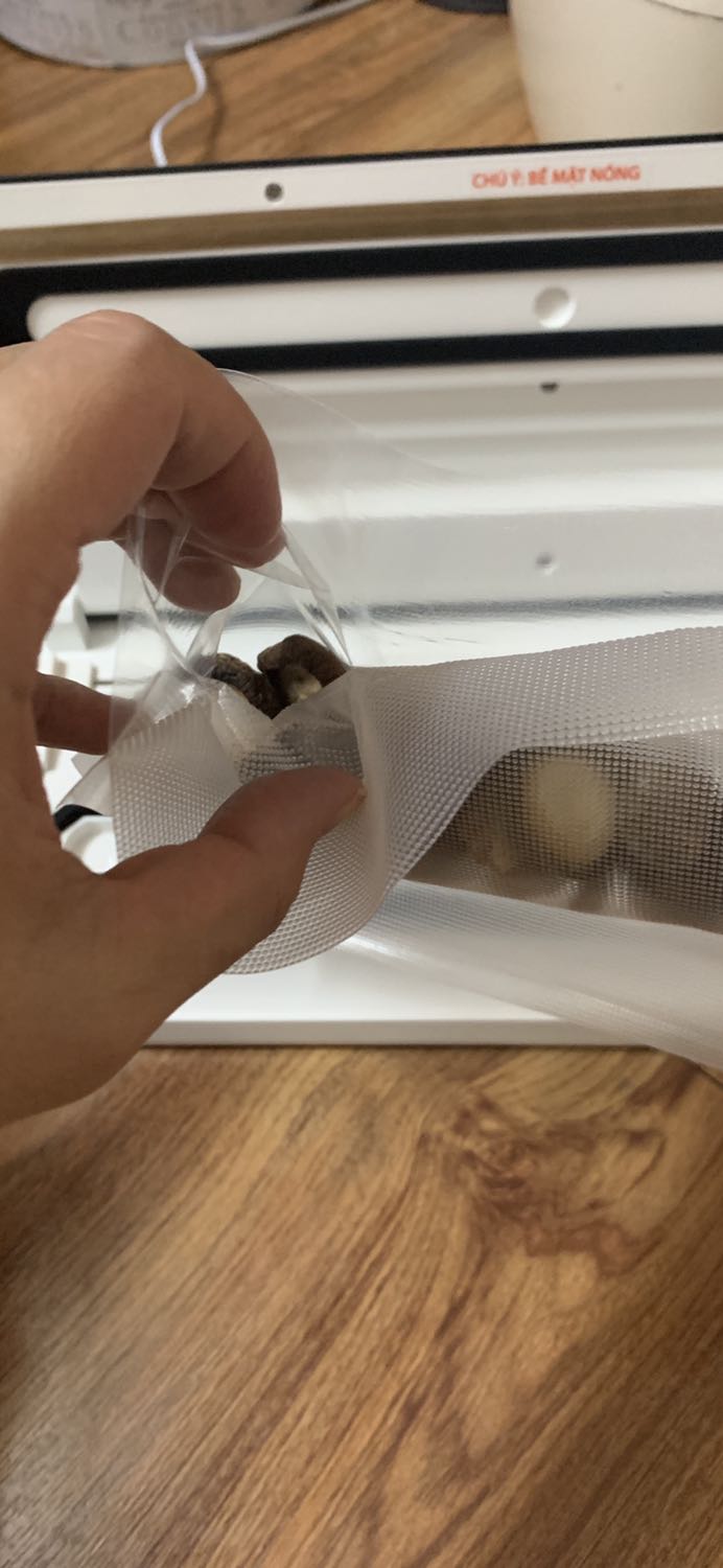 Tôi mới nhận máy, dùng thử thì máy hàn bị hở 1 phần túi ( phía bị hàn hở cảm nhận nắp và chốt ko đc chặt như bên còn lại) dẫn đến việc hút chân ko ko có tác dụng, yêu cầu tiki đổi máy khác.