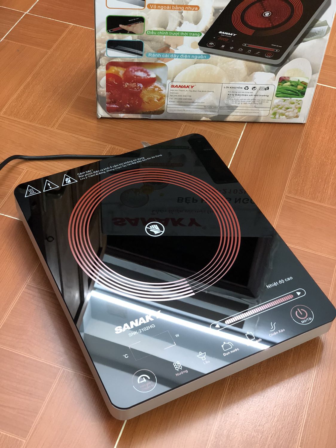 Thấy mọi người comment bị lỗi mất nét số hiển thị, may thay mình không bị lỗi này. Lúc đang nấu và vừa nấu xong quạt kêu hơi ồn, nhưng ở mức chấp nhận được nên không sao. Khoảng 5-7 phút sau khi nấu xong quạt mới tắt.
Bếp này hơi hao điện so với bếp từ nha. Nên bạn nào ở trọ, dùng điện giá cao thì nên cân nhắc.