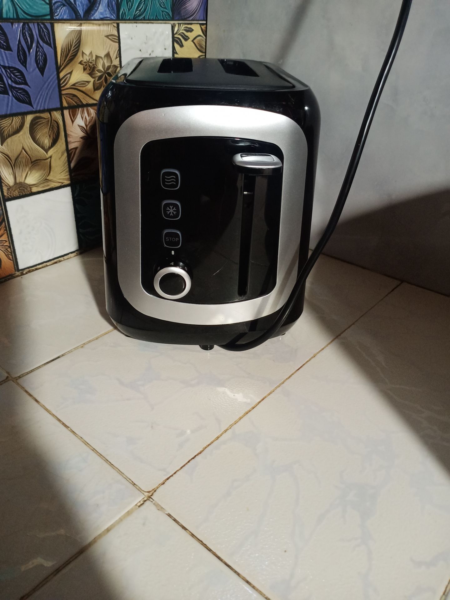 nhận máy nướng tuần trước bây giờ mới đánh giá.  
thực sự rất hài lòng với cách làm việc của tiki . thấy hàng có lỗi lập tức huỷ đơn và thông báo còn tặng kèm voucher giảm % . 
nên chọn mẫu này đặt hôm trc là hôm sau giao luôn cho mình.  máy đã sử dụng 4 -5 lần rất tuyệt. nướg bánh mì rất thơm và giòn.  
hoàn toàn hài lòng về shop cũng như Tiki