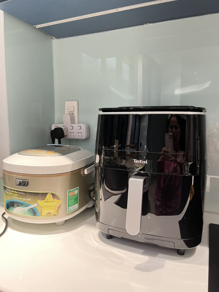 Nồi to hơn nồi cũ nhà mình nên rộng rãi hơn. Bên ngoài nhựa bóng đẹp sạch sẽ, dễ lau chùi, khay chống dính đỉnh quá, mình nướng, chiên xong để nguội bớt rùi ngâm rửa rất dễ. 
Có kèm thêm khay nướng bằng gang đã lắm, mình nướng thịt mềm thơm mà ko bị khô. Chức năng hấp mình chưa thử nhìu, mới hấp cá và hâm lại bún trụng thui mà thấy êm. 
So với nồi mình từng xài trong 2 năm qua thì nồi này hơn hẳn.