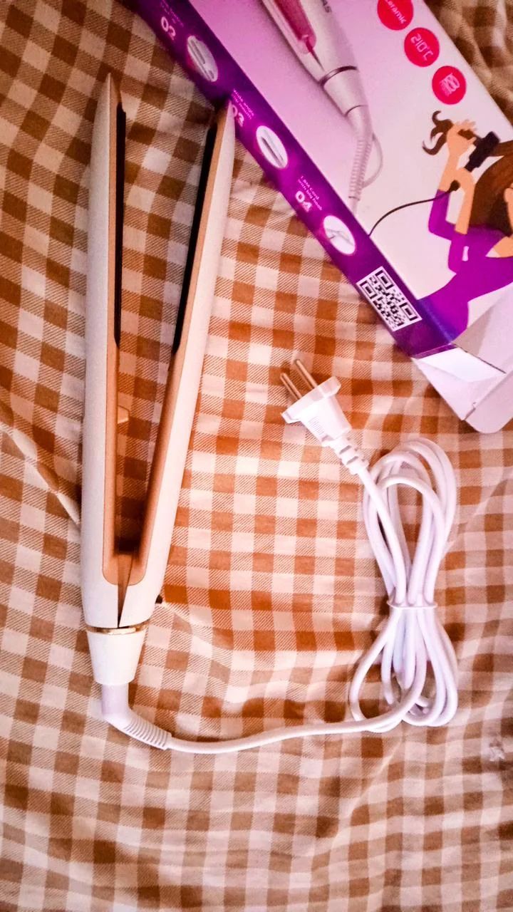 Đóng gói hàng cẩn thận. Shop giao đúng hàng , Máy nhỏ gọn dễ mang theo, Máy nhanh nóng, uốn tóc vào nếp rất nhanh   nhắn tin shop hỗ trợ rất là nhiệt tình luôn nên mình phải lên đây sửa đánh giá cho nó nhiệt tình.  Vì shop rất nhiệt tình nên mọi người ủng hộ shop nhé