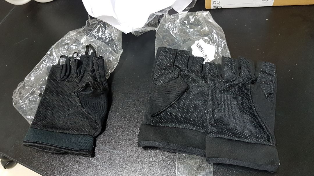 Tôi đặt mua 2 đôi găng tay size L, nhưng khi khui hàng ra xem thì thấy 1 đôi thiếu mất 1 găng tay bên trái, đôi còn lại thì không như hình mô tả sản phẩm, thiếu 2 sợi dây móc. Thật quá thất vọng với shop. Giờ tôi muốn shop giao cho tôi chiếc găng bị thiếu, nếu Tiki thật sự quan tâm đến khách hàng thì đề nghị Tiki đã đứng ra giải quyết trường hợp này.