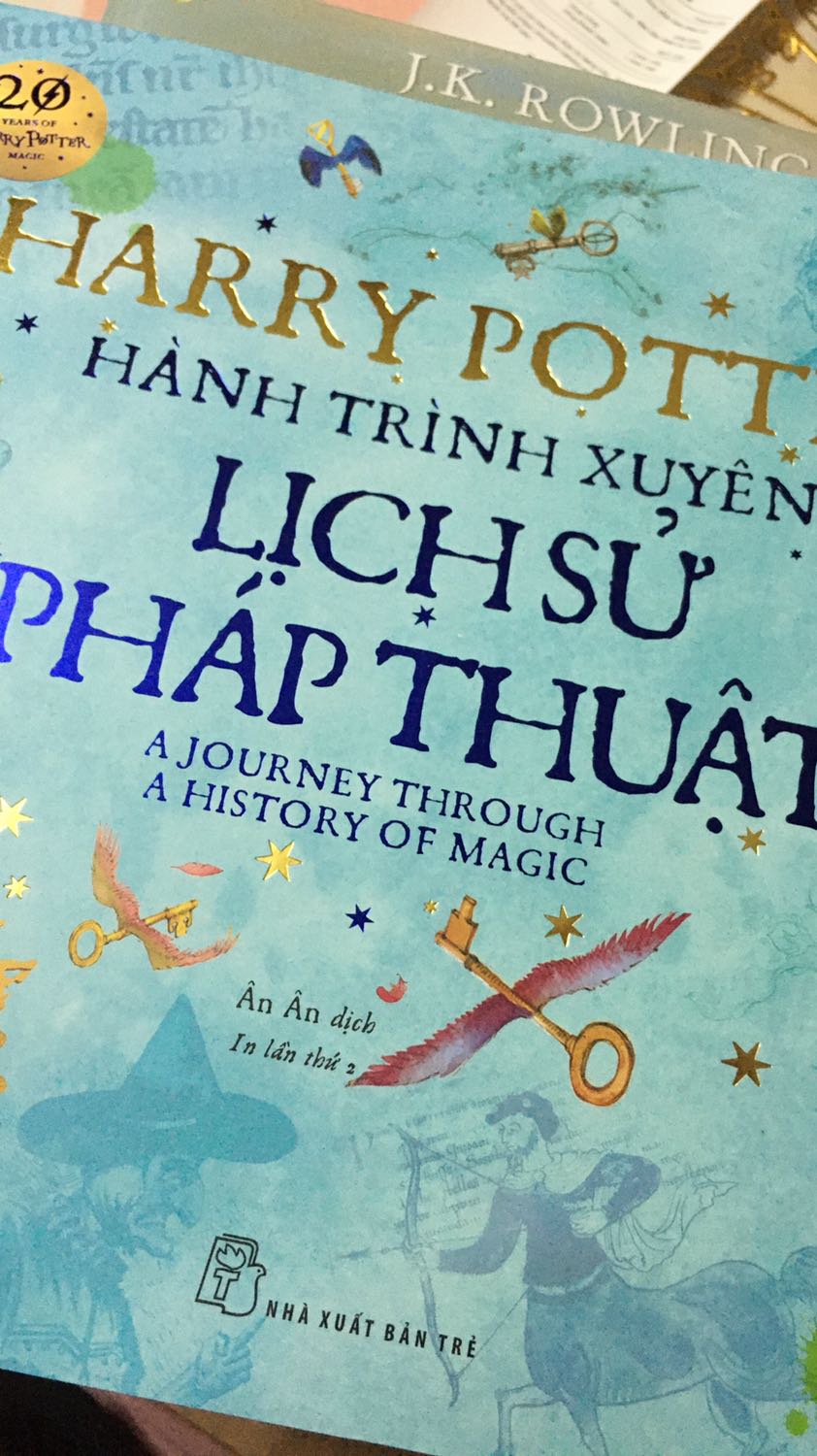 Nếu là Potterheads thì em nghĩ mọi người nên mua quyển này ạ. Bên trong có những lý giải về các nhân vật, cũng như các phác hoạ ban đầu của cô J.K trc khi đưa HP đến với thế giới ^^ Tiki giao hàng nhanh, xịn, chất lượng tốt ^^