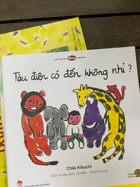 bé nhà tớ thích xe cộ tàu điện lắm nên cứ có tàu là mua cho con về so sánh từng phong cách sách luôn