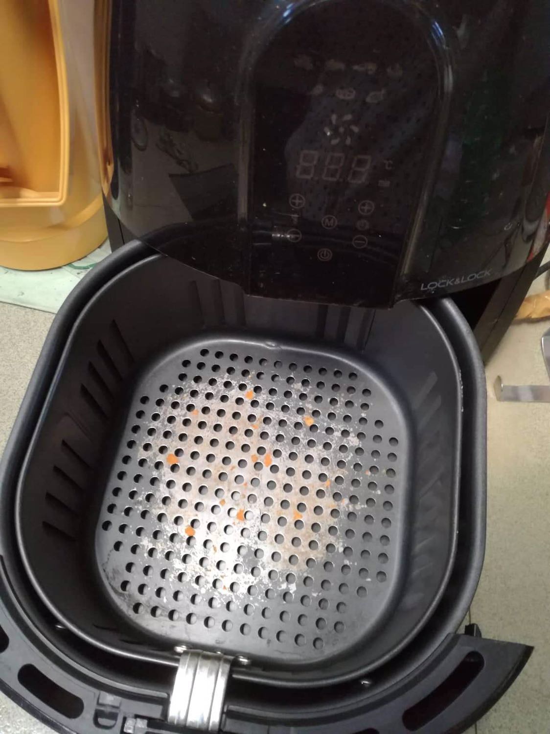 Nồi mình mua cuối tháng 10/2019 ,không dùng thường, thời gian gần đây bé nhà mình thích ăn thịt chiên, nên đem ra sử dụng thì thời gian lúc chinh là 30p nhung thực tế canh đòng hồ thường 45p trở len . Nha minh có xài them ổn áp nen dien rát on dinh và có hiện tượng tróc lớp chống dính và dính vào thực phẩm , thêm nữa là sét,mặc dù mình rửa và phơi ngoài nắng . Khô thật khô mới đem vô.minh muốn trả lại sp .mong tiki phản hồi sớm