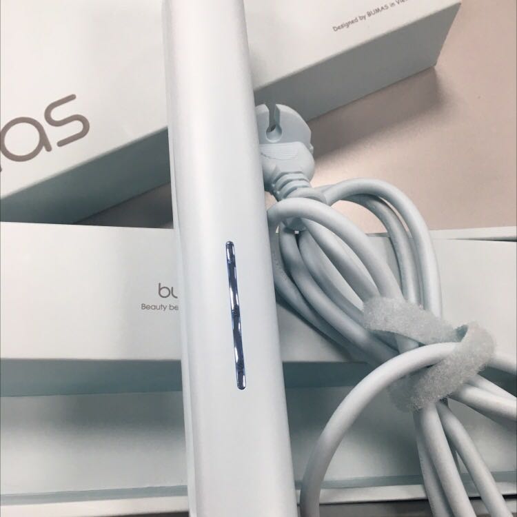 Ừm cũng có mua 1 sp lược chải của shop rồi, đến hôm nay thấy có máy này mua luôn :)) chất lượng sp thì như ghế vì nó không phải bàn, sao shop không ra luôn 1 thể để mình mua:)) k biết sau có ra thêm sp gì nữa không