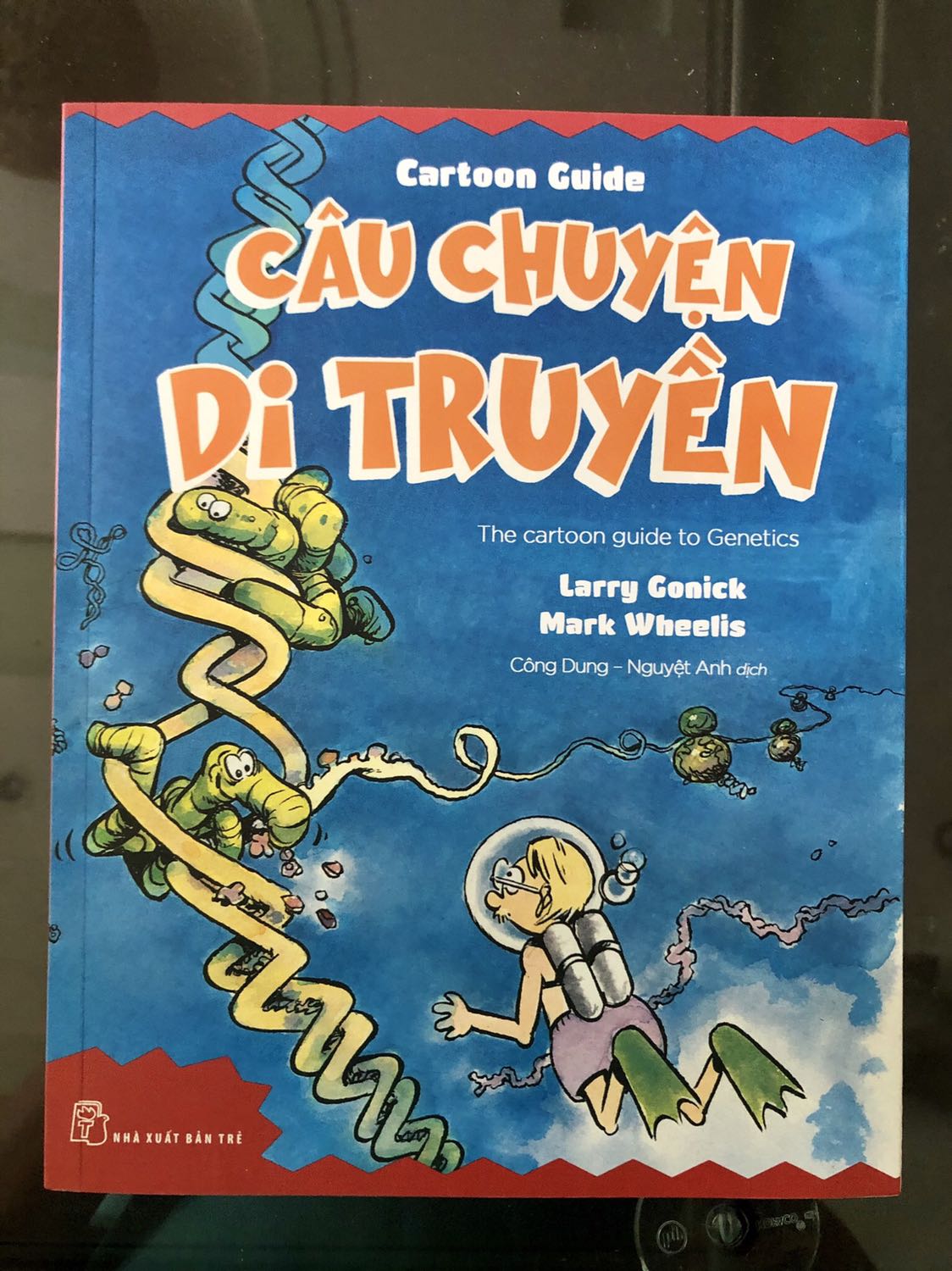 Bộ sách rất tuyệt, kiến thức phổ thông, đặc biệt cho các em học sinh. Điểm trừ duy nhất là sách bị gấp vài trang, khá tiếc