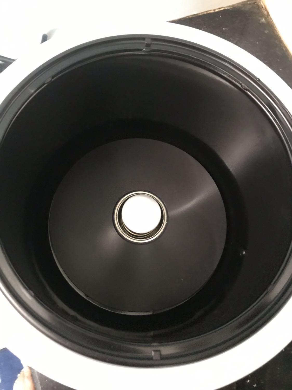 Với giá 699k là giá ổn..
Nồi có vẻ to nhưng cầm lên ko hề nặng.
Nắp nồi hơi khó ấn.. nghĩa là phải dùng lực 1 chút nếu k để ý thì nó k vào nấc.
Vì xunh quanh nồi là nhựa lên khi mới dùng vẫn còn mùi. Như những nồi 1,8 2 lít thì ngta dùng nhôm xung quanh.
Nhưng nồi này là nhựa ( phần quanh mâm nhiệt ý)
Nấu thử 1 bơ gạo.. 20p là chuyển sang warm. Tổng thời gian chín cơm tầm từ 30p đổ lên..
Trên web thông tin là 1 lít, nhưng trên vỏ thông số là 1,08 lít. Chênh lệch k đáng kể
Tiết kiện điện năng là 3 Sao khá ổn với những nồi cùng giá tiền.?
Có kèm 1 cái cốc nhựa đong.. nhưng với người việt mình chắc là thứ vô dụng rồi ?
Nấu cơm xong thì ko có mùi nhựa như ban đầu cắm thử.

Điểm trừ 
- Ko có giá hấp.
- Mình đun nước thử trc thì có mùi nhựa.
- Ko có chỗ cắm thìa cơm.