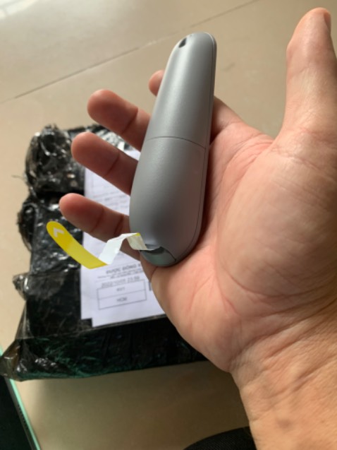 Mua logi r500. Có Bluetooth dùng cho iPad. Màu đen. 
Giao logi r500s. Không dùng Bluetooth được. Giao màu xám. 
Nhắn tin hỏi đổi trả im re. 
Bút giá 745000 đâu có rẻ. 
Ae nên tìm hiểu kĩ.