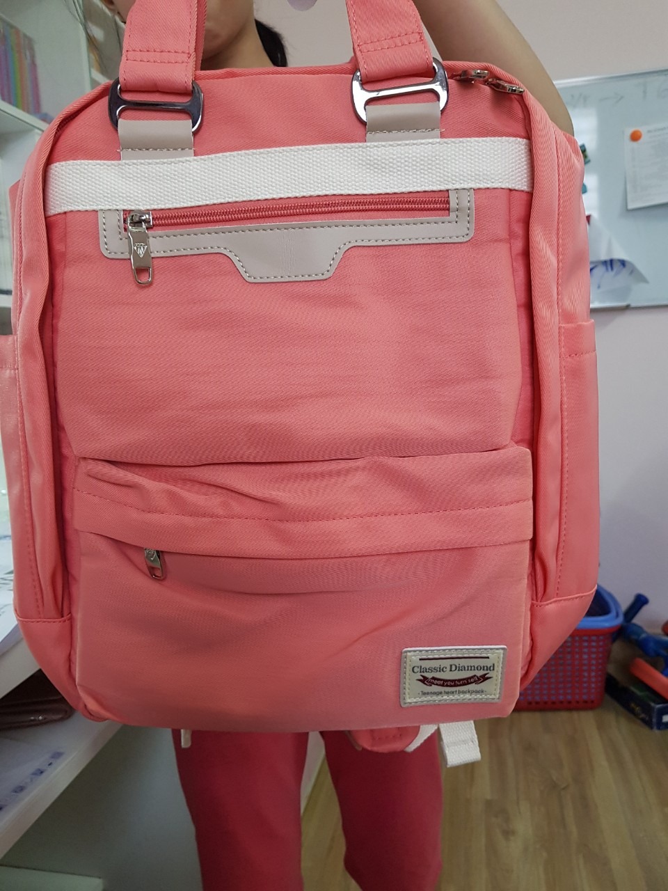Sản phẩm đẹp, nhiều ngăn, rộng rãi, thoải mái đựng sách vở và laptop. Duy có màu sắc mình chưa ưng lắm, chọn màu hồng nhưng giao hồng đỏ. Còn lại khá ok với tầm giá
Chất vải dày dặn, khoá nhìn xịn, quai xách chắc chắn, nói chung con gái rất vui vì đúng ý bạn ấy.