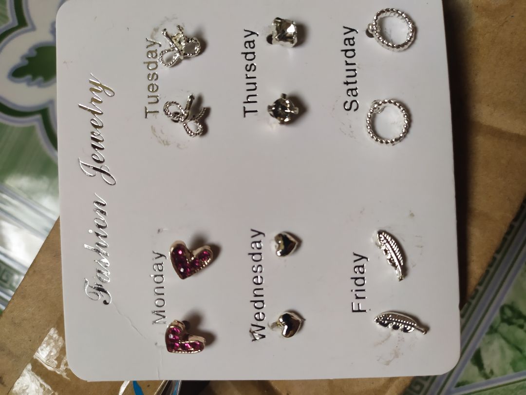 Bọc hàng không kỹ lắm.
Khuyên không lung linh như trong hình đâu,có vẻ hơi dễ hỏng nhưng với giá này cũng không hi vọng nhiều.
Giao hàng trước dự kiến.