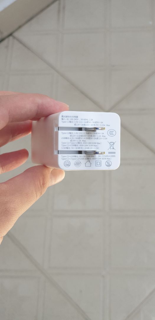 Giao hàng trễ 2 ngày. Hàng hoàn toàn không hộp. Không giấy hướng dẫn sử dụng. Không đúng màu như đăng bán, hoặc bán khác màu mà lại không thông báo cho khách. Hàng cảm giác như đã qua sử dụng, không phải hàng mới. Tôi hoàn toàn không hài lòng hàng này.