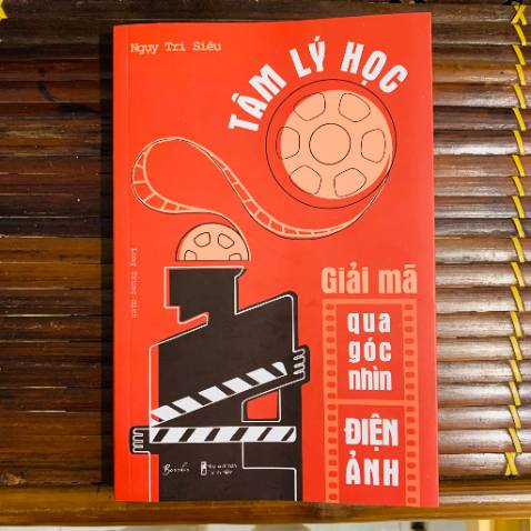 Một sự kết hợp xuất sắc giữa điện ảnh và tâm lý. Nhiều lúc xem phim cũng không để ý nhiều đến tâm lý tính cách của nhân vật đâu, đọc cuốn này mới thấy mỗi bộ phim làm đỉnh như thế nào. Dẫn chứng thì toàn những bộ kinh điển: The Big Bang Theory; Now you see me;....  Một cuốn sách hay với góc nhìn thú vị từ tác giả. Ai mê phim và tâm lý học thì nên tìm đọc cuốn này. (Bìa và giấy khá ok, tiki giao hàng cực nhanh)