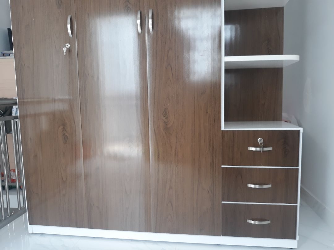 Hài lòng: ( Shop Juno)
- Đã nhận được tủ nhựa như hình mô tả, cảm nhận đầu tiên là tủ rất đẹp, shop rất nhiệt tình, a giao hàng cũng nhiệt tình, hàng giao sớm hơn dự kiến nhưng do mình bận công việc nên hẹn giao lùi lại 2 ngày shop và a vận chuyển vẫn hỗ trợ, giao hàng lắp ráp khá nhanh, tủ nhựa dạng hộp có độ dày cỡ 3cm, cứng cáp ,tủ mới hơi có mùi chút nhưng k sao, tủ rộng đựng đồ thoải mái, kệ trang trí đẹp, để mấy bình bông tuyệt vời

Không hài lòng: 
- Sau khi ráp xong mình đi lau tủ thì phát hiện khá nhiều vết trầy, trầy ngay mặt trước chỗ giả gỗ mặc dù shop bao bọc rất kỹ k hiểu sao vẫn trầy, có thể do vận chuyển, hoặc bị từ trước nhưng vẫn giao
- Cái nữa là bên trong ngăn kéo chỗ mấy góc do uốn góc 90 độ nên nhựa bị gãy rạn, ngay chỗ góc 2 kệ bị bể mất miếng nhựa mất thịt lòi cái lỗ ra luôn
- tủ có thể đc tháo ra trước khi vận chuyển nên mấy vít bắn quá tay cũng bị rạn nhựa

cảm nhận sau cùng vẫn hơi thất vọng một chút, nhưng mình vẫn chấp nhận dùng, mong shop Juno kiểm tra kĩ cho những khách hàng sau, tặng shop 4*