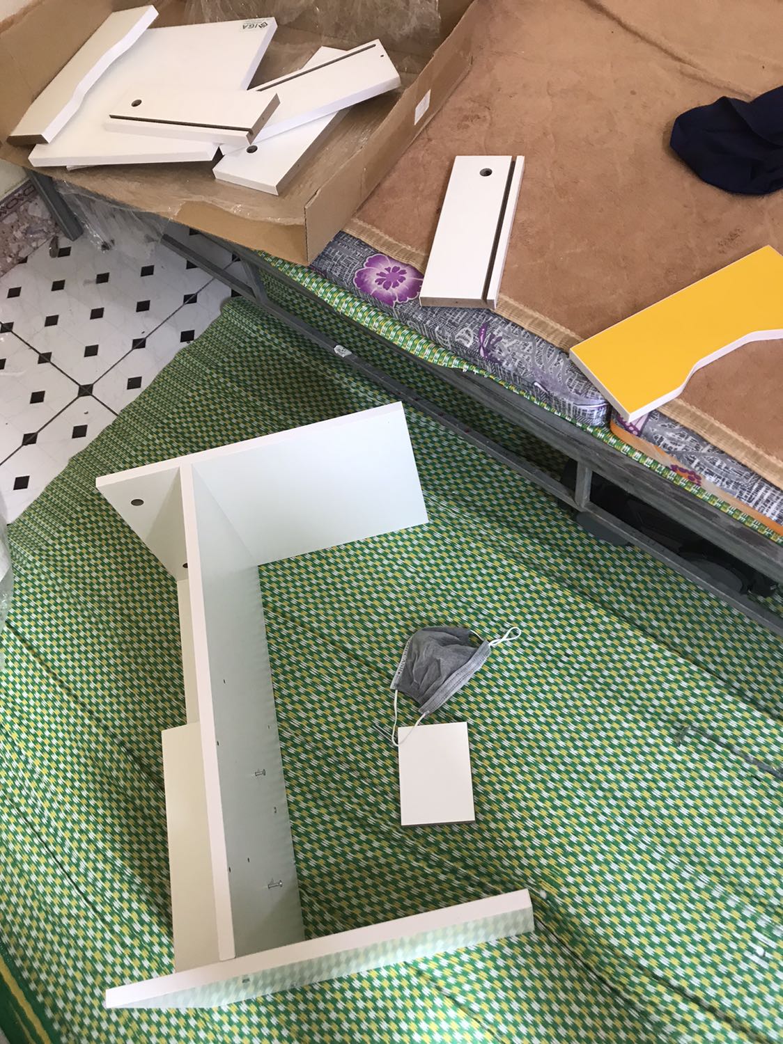 Sản phẩm ok. Khi lắp nên chú ý vắt vít bản lề ở tờ hướng dẫn số 14 trước. Vì lỗ ở vị trí đó khoan nông nên khi lắp hết vào rồi vắt vít bản lề hơi khó. Lắp xong nổi 2 cục mụn nước :(((