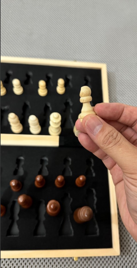 Giá thì cao mà chất lượng thì kém. Các bác nhìn hình thì đánh giá được. E vừa mua mở hộp ra. Con tốt vỡ thế kia mà cũng gửi hàng cho khách được. Mức độ hút của quân với bàn cờ kém. Nói chung mức giá nửa triệu nhưng thái độ phục vụ của shop thiếu chuyên nghiệp, khách phản hồi trực tiếp gần 1 ngày ko trả lời. Thì tôi đành phản ánh lên đây vậy. Trót mua 1 lần và sẽ ko bao giờ mua của shop hoặc ko giới thiệu ai mua shop này. Các bác cân nhắc