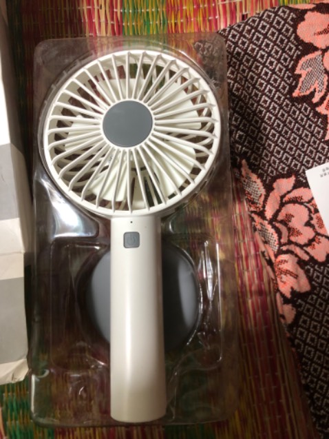 Quạt hoạt động tốt, sau khi sạc đầy có thể dùng liên tục được hơn 5 tiếng. Đèn đổi màu rất dễ thương, dùng làm đèn ngủ rất thích. Tiki giao hàng đúng hẹn, tuy hộp có móp nhưng hàng vẫn ổn.