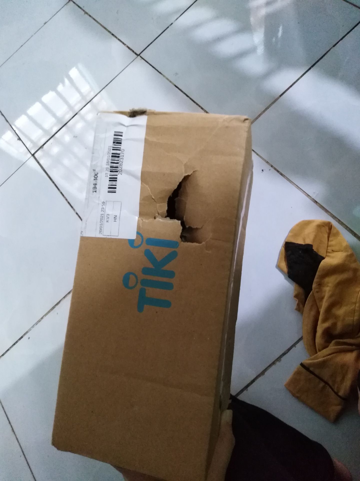 Mọi lần mình nhận hàng của tiki giao đóng gói rất chắc chắn. Nhưng lần này hộp thì như ai bóc ra trước cạy nhẹ là mở hộp, còn đục thủng nữa chứ. Hàng thì mở ra tem chống hàng giả bị cạo, không biết chính hangc k. Cắm thử thì dùng đc. Mọi lần mình nhận hàng của tiki giao đóng gói rất chắc chắn. Nhưng lần này hộp thì như ai bóc ra trước cạy nhẹ là mở hộp, còn đục thủng nữa chứ. Hàng thì mở ra tem chống hàng giả bị cạo, không biết chính hangc k. Cắm thử thì dùng đc.