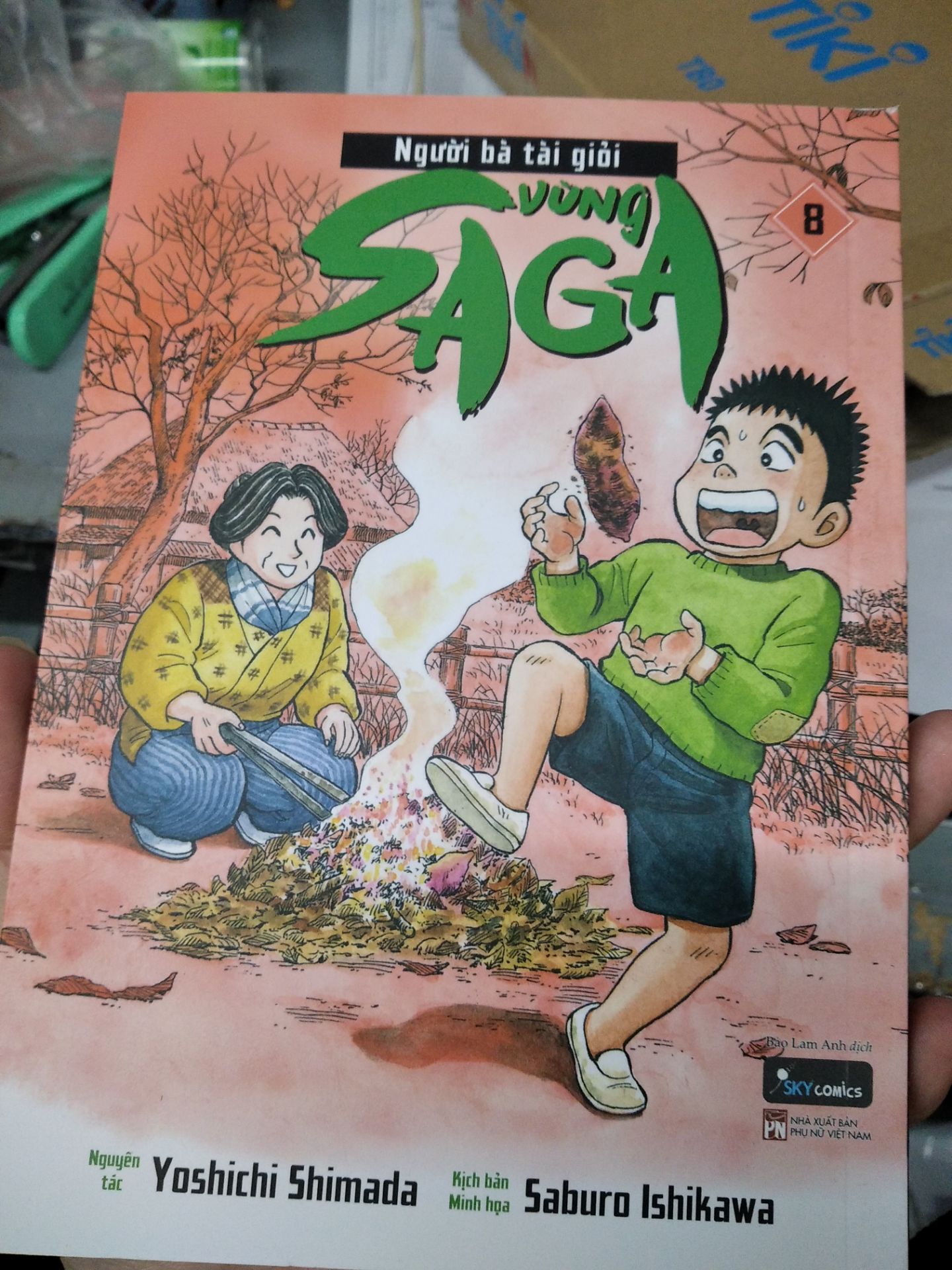 Mới sáng lướt thấy ra truyện là quất ngay và luôn. Nghe bảo đợt này còn có 3000 quyển thôi nên phải lẹ liền liền. Hên là tiki còn luôn. Siêu tốc đúng chuẩn, sáng đặt sáng giao luôn. Gói hàng í ẹ, nhưng hên không bị gì hết à.