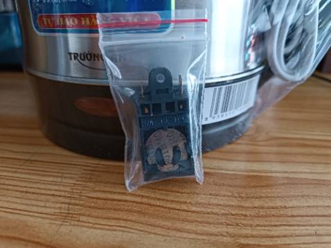 Ấm đẹp, nấu sôi nhanh, Inox 304, an toàn cho người dùng, vỏ thùng carton thân thiện với môi trường, trong thùng còn có 01 cái công tắc dự phòng