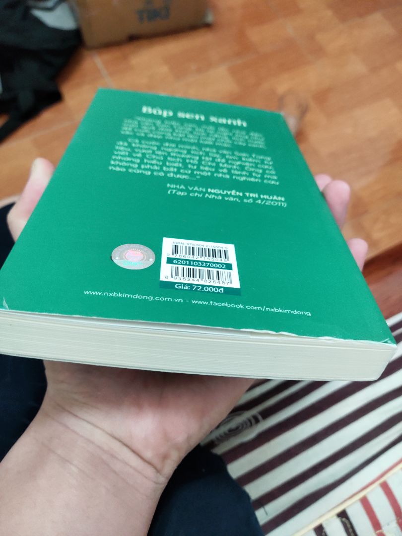 1 cuốn sách có lẽ mình sẽ k nói về nội dung vì nó hay như nào đã được rất nhiều người review rồi. Nay mình sẽ nói đến việc vận chuyển của tiki rất tệ, đã giao hàng chậm 2 ngày thì thôi, nhiều cuốn thì bọc 1 lớp nhẹ nhưg nhiều sách khác lại không bọc, giao thì sách như vậy nè, quăng, dập, rách cả sách. Mình cũng tức nên mới reivew để tiki để ý hơn về vận chuyển dù nhiều ng có vẻ than rồi. mình mua ở tiki trading nhé