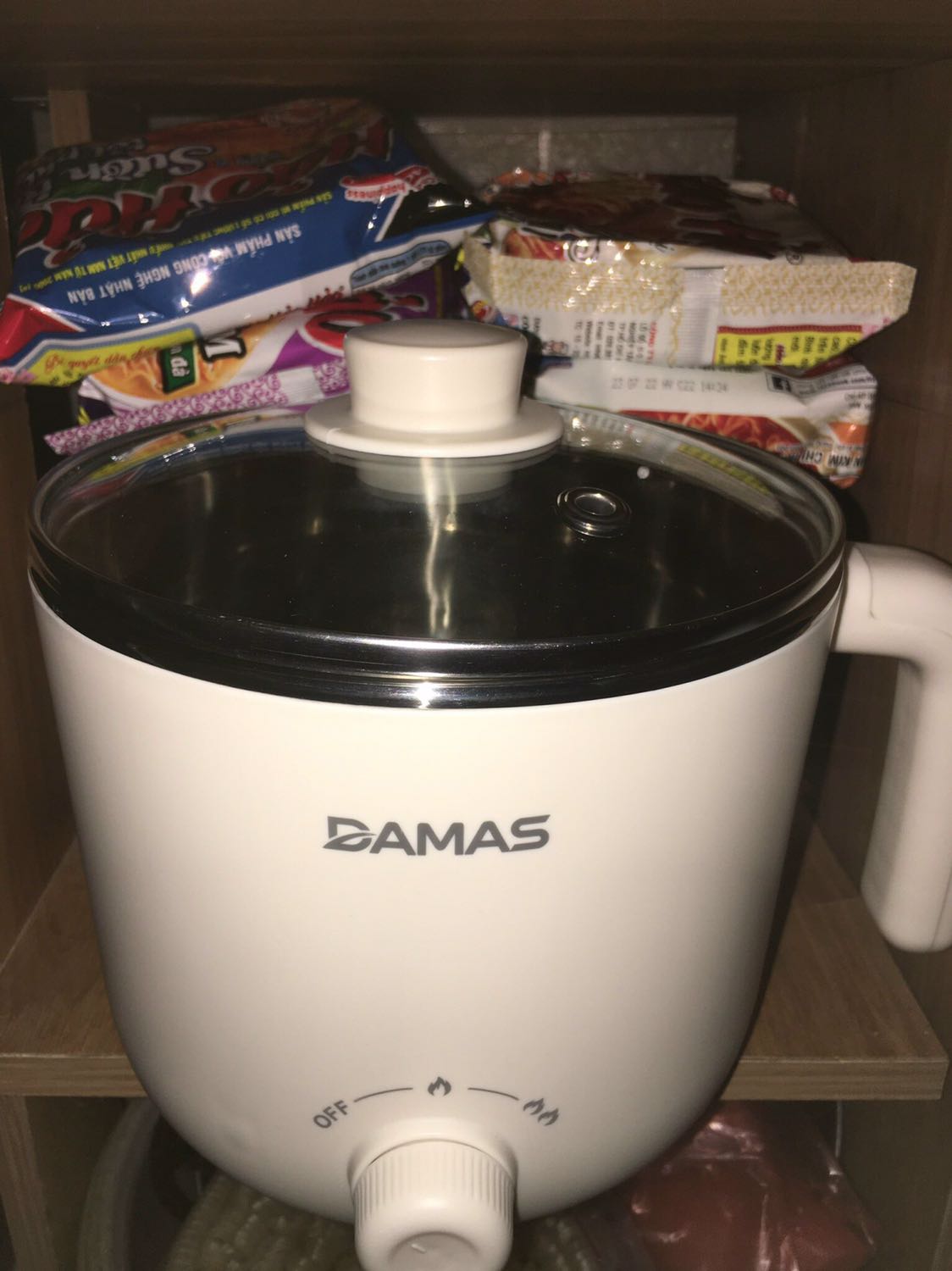 Cuối cùng chiếc ẻm nồi lẩu mini cũng đã zề hê hê xem ảnh thấy nhỏ nhỏ khi nhận hàng thì cũng ko nhỏ đâu ạ, thế nào lại khéo vừa in cái tủ để mì của mình ))) Nồi có 2 nấc nhiệt, đúng là tín đồ của hội nghiện lẩu như mềnh. Nhìn chung thiết kế đẹp, dễ sử dụng, đặc biệt cái là tay cầm ko bị nóng khi nấu nha, thành nồi khi đun sôi cũng chỉ hơi ấm ấm chứ ko nóng bỏng dãy như cái nồi cũ mình mua huhu. Một điểm mình rất thích ở sản phẩm này là cái nắp bịt an toàn cắm dây này, ôi mấy cái hãng lớn cũng chả thấy có  luôn, khi ko sử dụng nắp lại vừa an toàn vừa tránh bụi bẩn. Cảm ơn shop 👌👌👌