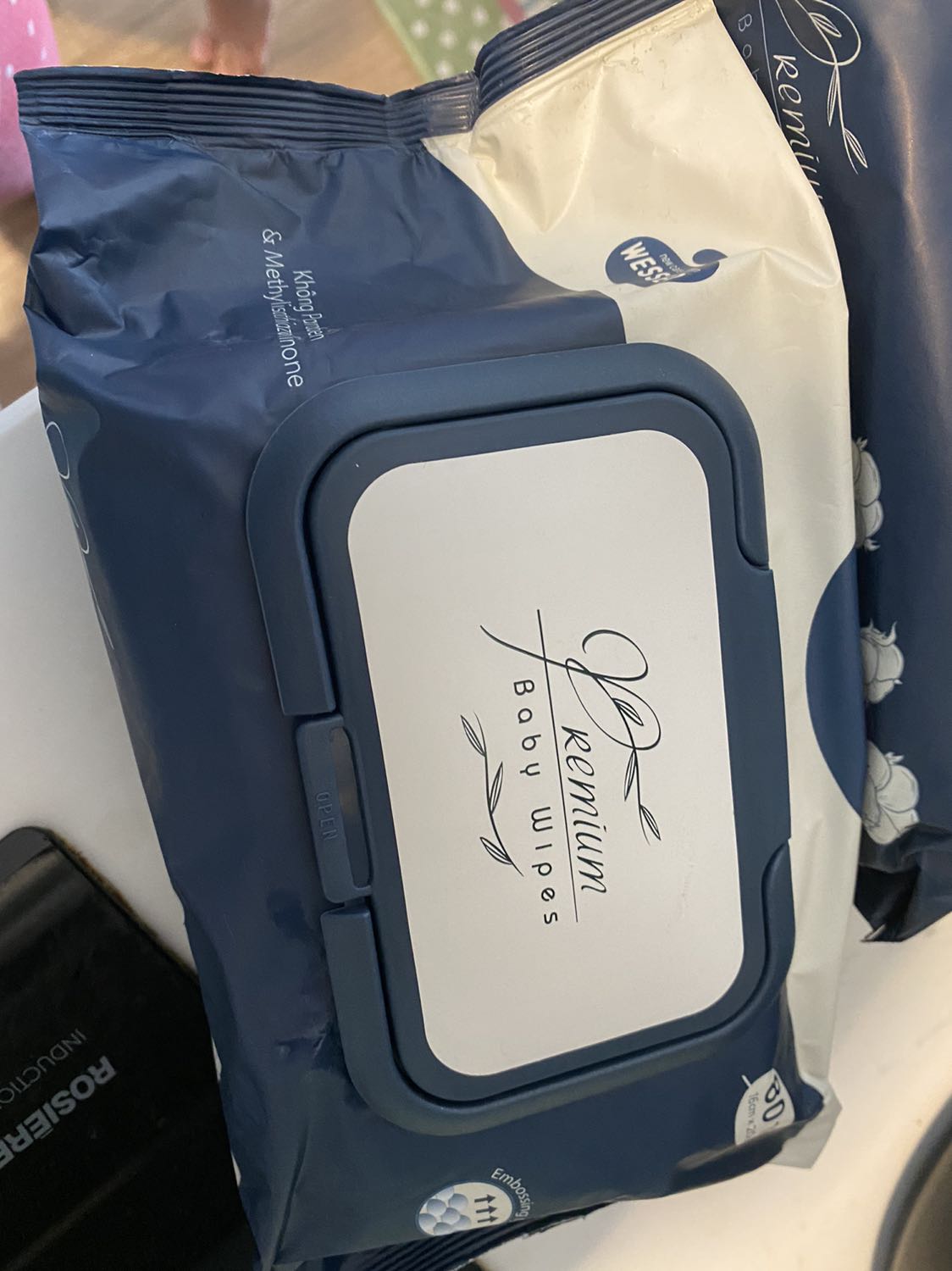 Mình nhận là 1 bịch nilon, ko bọc hộp carton như Tiki thường bọc hàng, mở ra vỏ sp ko đc sạch cho lắm. Giấy dùng thì ok.