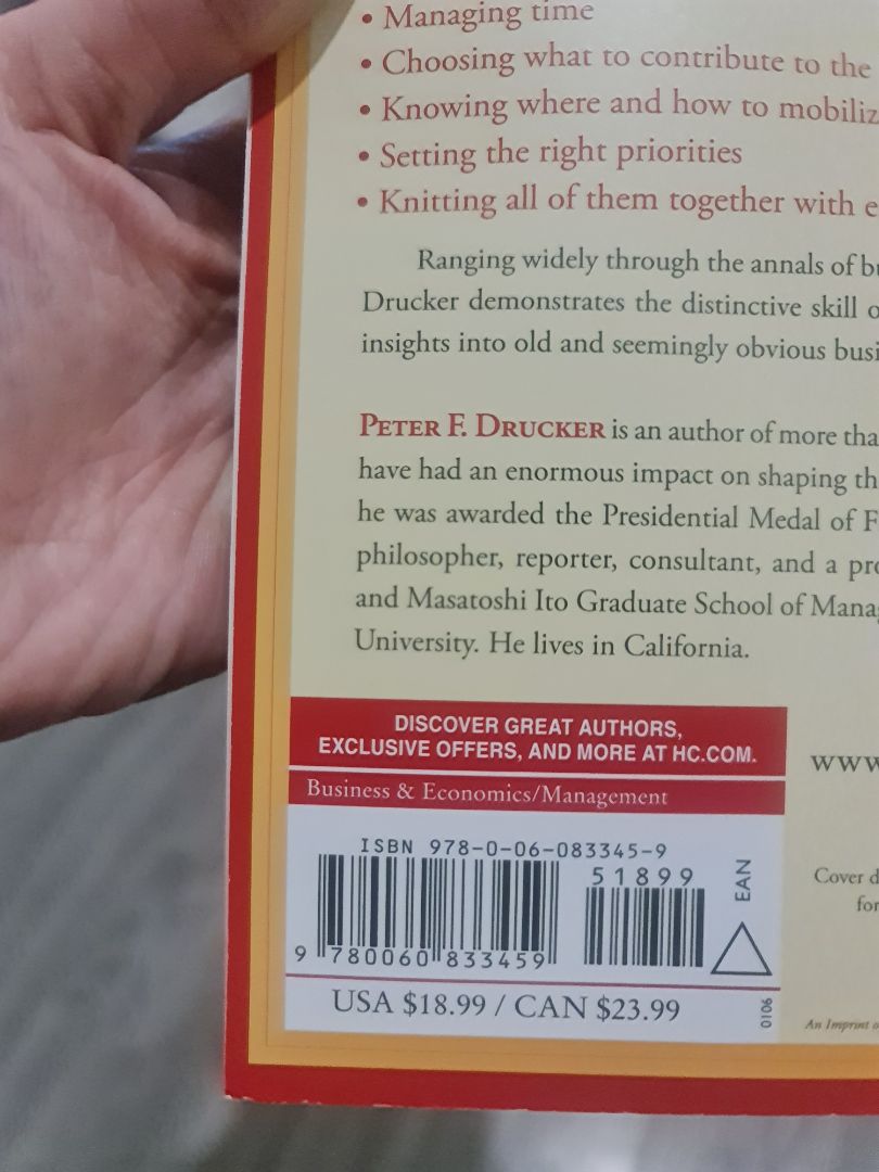 Không biết có phải sách giả không mà sách rất nhẹ, bìa cắt bị thiếu, giấy bở, fonts chữ in ko đều, ít mảnh lúc đậm. dùng bút highlight để note là bị thấm qua mặt sau. nói chung rất thất vọng