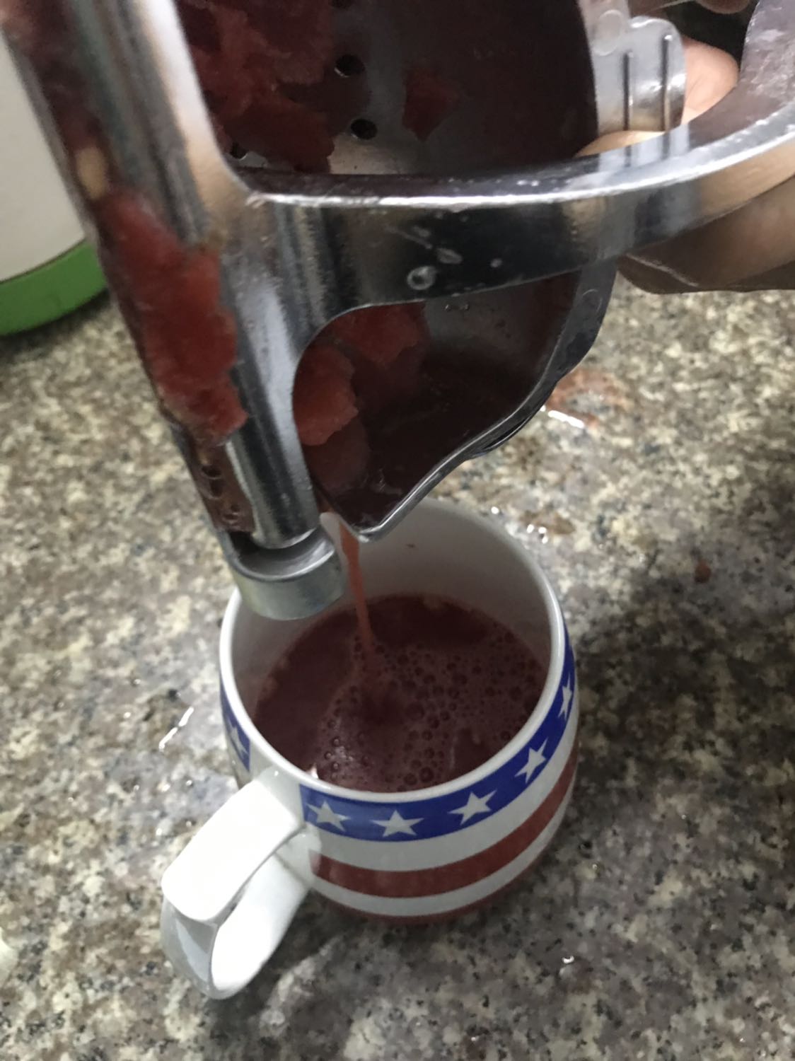 Vừa nhận hàng xong vô thử ép liền. Cảm quan thì cũng khá chắc chắn, cầm vừa tay, ko nặng lắm. Ép chỉ tạm dk thôi, ai đòi hỏi phải khô bã thì ko có đâu nhé :). Một nhược điểm nữa là lúc ép nước cứ chảy ngược ra ngoài, cái này nhà sx nên nghiên cứu thêm ^^. Được cái dùng xong vệ sinh tháo rửa dễ dàng. Cho nên ai lười tháo lắp máy ép chuyên dụng mà vẫn thích uống nước ép thì cái này là phù hợp. À mà chỉ ép dk những loại  mềm và nhiều nước thôi.