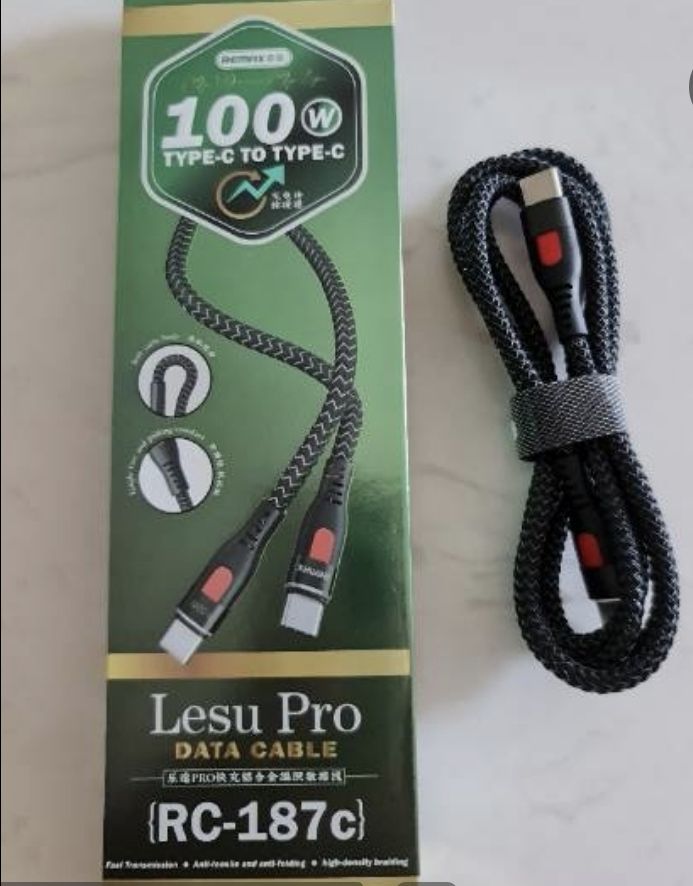 Chưa cần nói đến khả năng sạc bên trong, chỉ cần nhìn vẻ ngoài thôi cũng đã thấy được sợi cáp sạc nhanh Type C to Lightning này cực kỳ chắc chắn, bền bỉ và tất nhiên là không thiếu sự sang trọng, thẩm mỹ
Đầu cắm được hoàn thiện từ vật liệu hợp kim nhôm cao cấp có khả năng chịu mài mòn, chống oxy hóa cực tốt, tránh được tình trạng bị rỉ sét dù dùng trong thời gian dài. Đầu cắm cứng cáp, bền bỉ, không dễ bị vỡ, đảm bảo ăn khớp với khe sạc của thiết bị. Nhờ vậy, nguồn điện ra vào được ổn định, tránh tình trạng hao hụt, ngắt quãng