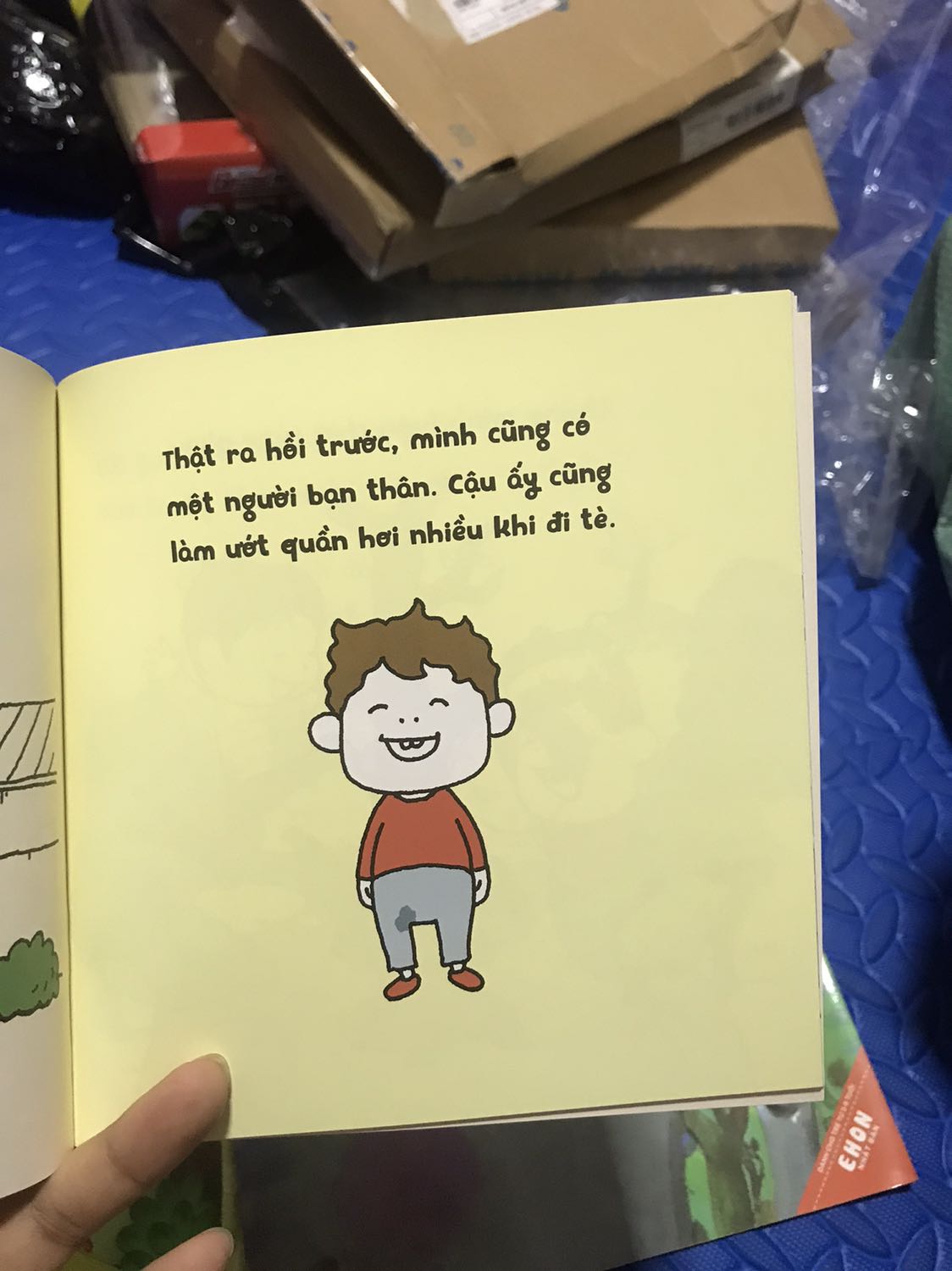 Shop đóng gói cẩn thận. Nội dung khá thú vị. Kể về cậu bé đi tè nhưng lúc nào cũng bị dính 1 chút nên ướt quần. Cậu đi tìm kiếm người giống như mình. Rồi thất vọng trở về. Nào ngờ ông nội chính là người cần tìm. Hình vẽ siêu dễ thương. Màu sắc tươi sáng. Sách tuy khổ nhỏ nhưng nhiều trang. Bé rất thích cuốn sách này