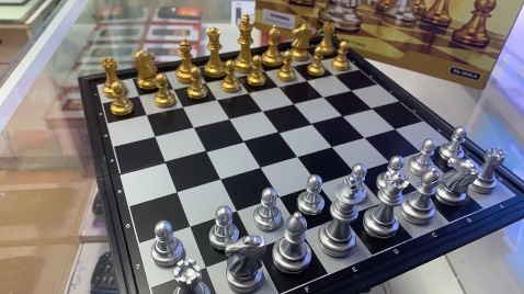 Shop giao hàng siêu nhanh , có tiki now rất thích . Đóng gói đẹp , bạn nào ko biết mua quà gì để tặng thì đây là 1 lựa chọn để tham khảo nhé
Đóng gói kỹ niêm phong 3 lớp , nên không ảnh hưởng gì đến các quân cờ , đầy đủ các quân cờ . Rất đáng để mua