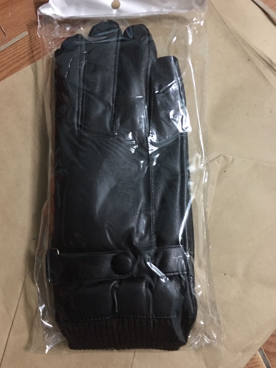 Sản phẩm đẹp mềm mại, dùng rát ưng, giống như shop mô tả, chất lượng rất tuyệt vời, cảm ứng điện thoại rất tốt, mẫu mã đẹp ưng ý quá. Cảm ứng như tay thường luôn, cảm ứng tốt quá. Năm sao cho sản phẩm nhé, đóng gói chắc chẮn, giao hàng rất nhanh, một ngày nhận được luôn