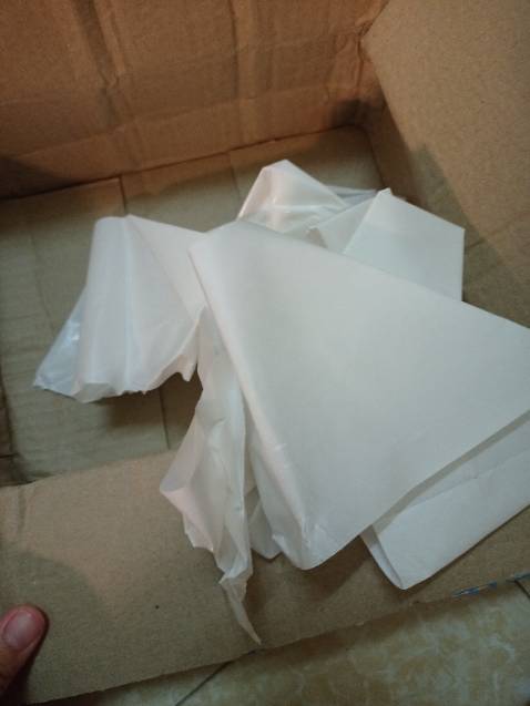 Bởi vì tiki trading không có chế độ trả hàng hoàn tiền nên đóng gói sản phẩm gửi đi cho khách thì được phép sơ sài, gửi đi là không còn liên quan đến mình không thèm quan tâm sách về đến tay khách sẽ bị giảm chất lượng xuống như nào à? Sách không còn seal, đóng trong hộp giấy và vài tờ giấy không hề có bọc chống sốc. Mấy tờ giấy trong hộp có tác dụng gì ?? Nếu mà để cho đỡ xước bìa sách thì rất tiếc là về đến nơi nó nằm ở vị trí chả có tác dụng gì cả