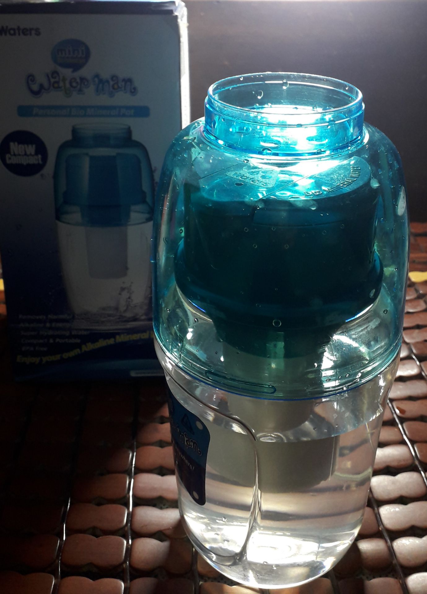 Đã nhận được hàng, đã dùng thử. Các bạn đổ nước để lọc nhớ đổ từng ít một thôi đừng đổ 1 lần nhiều quá. Lọc nhanh. Bình chứa được khoảng 600ml. Rửa sạch, lọc vài lần rồi hãy dùng chính thức. Khi cần mua lõi lọc, liên hệ với tiki sẽ có số ĐT mua hàng.