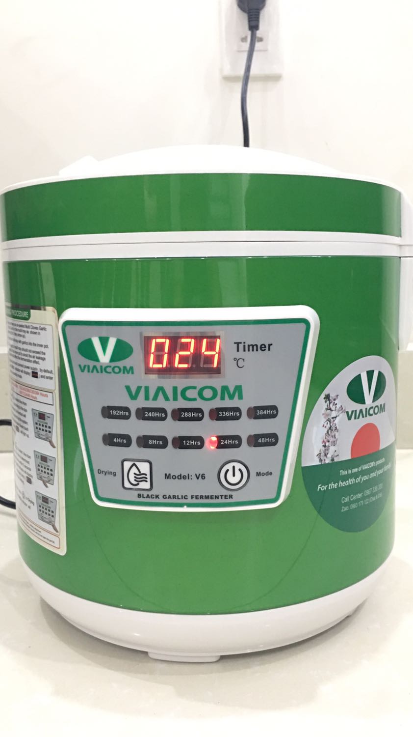 Mua quà tặng cho mẹ nhân ngày sinh nhật mẹ. 
Máy được bọc đóng xốp kỹ càng. 
Mẻ tỏi đầu tiên đã được ra lò. Tỏi ngon, khô vừa,vị ngọt. Ông bà ăn tấm tắc khen còn nói tỏi ngon không kém gì tỏi mua của Học Viện Quân Y.
Mình thích máy này vì có nhiều mức thời gian chọn làm được nhiều size tỏi. Máy Chắc chắn và dày dặn. Các nút bấm nhạy. dễ sử dụng. Có đầy đủ sách hướng dẫn. Tỏi làm ra ngon , khô.
Máy này được nhà sản xuất làm cả video hướng dẫn rất chi tiết. 
Nói chung là hài lòng. Sẽ ủng hộ shop tiếp.