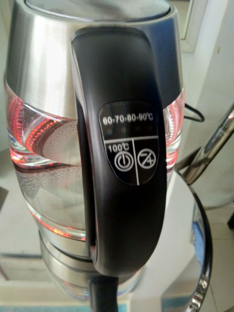 Vừa mới giao hàng. Lấy ra đun thử. Bấm nút thì nắp sẽ bật ra. Có điều chỉnh nhiệt độ. Led màu đỏ, đẹp. Vì là thủy tinh nên sẽ hơi nặng. Khi đun nóng thì chỉ còn phần màu đen là đụng vào được, những chỗ khác dễ gây phỏng, nên chú ý nếu nhà có trẻ nhỏ. Độ bền thì tạm thời chưa đánh giá được.