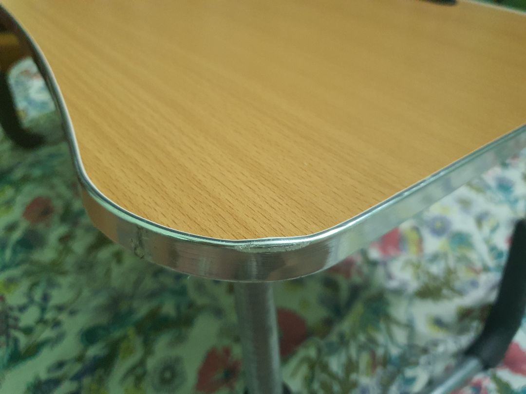 mình nhận được bàn rồi thì mình hài lòng về chất lượng sản phẩm tuy nhiên có một số chỗ Chắc là do vận chuyển nên bị móp và bị méo. Nhưng cũng tạm chấp nhận được với giá tiền như thế này. Nói chung là bàn chắc chắn.